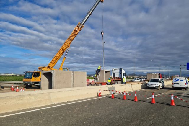 Transportes activa los primeros fondos de emergencia y empieza a reconstruir las carreteras más dañadas por la DANA en Valencia